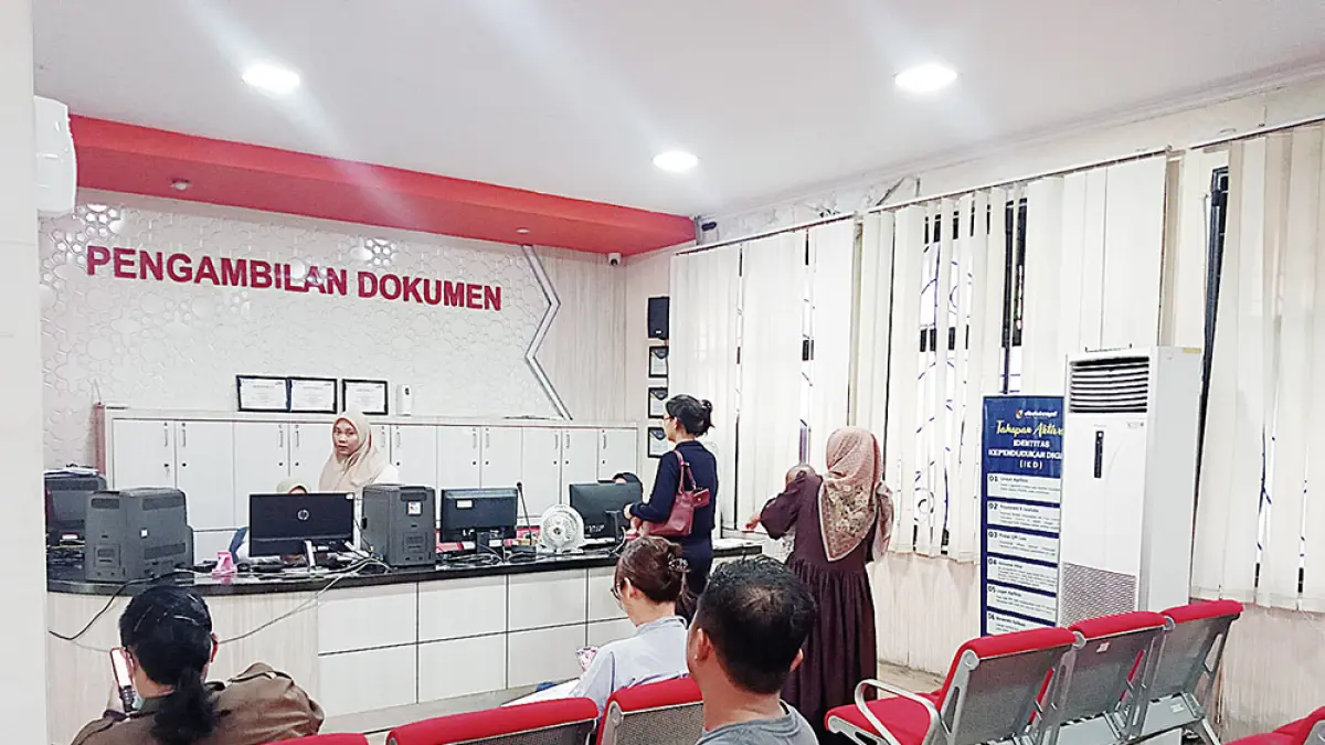 LAYANAN TERGANGGU: Suasana di konter pengambilan dokumen Kantor Disdukcapil Pekanbaru terlihat sepi karena adanya gangguan pada sistem  pencetakan KTP elektonik, Rabu (3/6/2026). (PRAPTI DWI LESTARI)