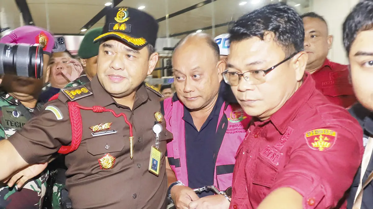 Mantan Kepala Badan Gizi Nasional Dadan Hindayana dikawal ketat oleh petugas saat meninggalkan Gedung Kejaksaan Agung di Jakarta, Rabu (3/6/2026). (Diyah Nasution/AFP)