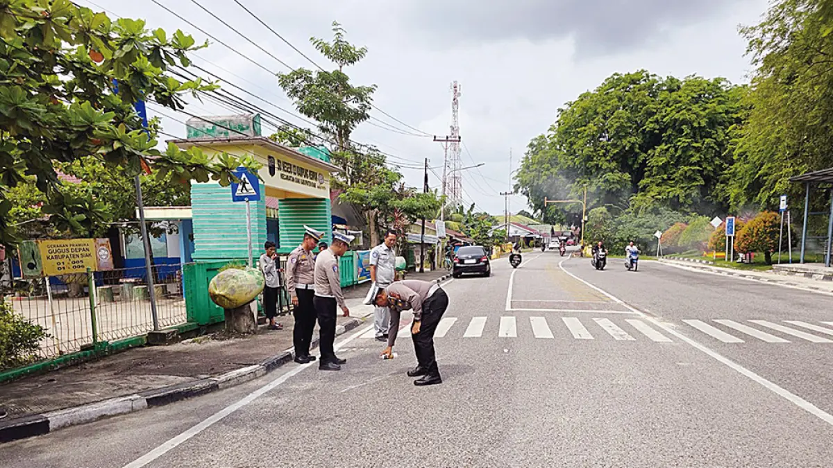 OLAH TKP: Personel Satlantas Polres Siak dan Jasa Raharja melakukan olah tempat kejadian perkara di Jalan Sultan Ismail simpang Jalan Hang Tuah, Kelurahan Kampung Rempak, Kecamatan Siak, Kabupaten Siak, Rabu (3/6/2026). (POLRES SIAK UNTUK RIAU POS)