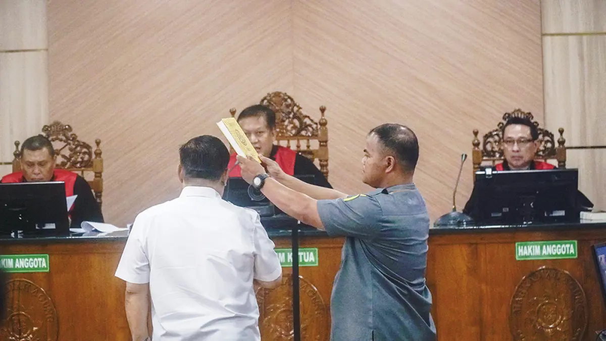 Pelaksana Tugas Gubernur Riau SF Hariyanto diambil sumpah saat menjadi saksi dalam sidang korupsi di Pengadilan Negeri Pekanbaru, Rabu (3/6/2026). (MHD AKHWAN/RIAU POS)