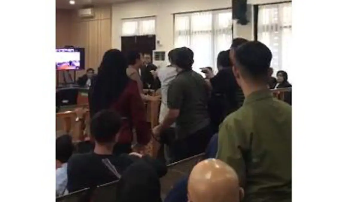 Penasihat Hukum (PH) Dani M Nursalam dan mantan Pimpinan DPRD Riau Asri Auzar adu mulut di sidang Abdul Wahid di Pengadilan Tipikor Pekanbaru, Kamis (4/6/2026). (Tangkapan layar video)
