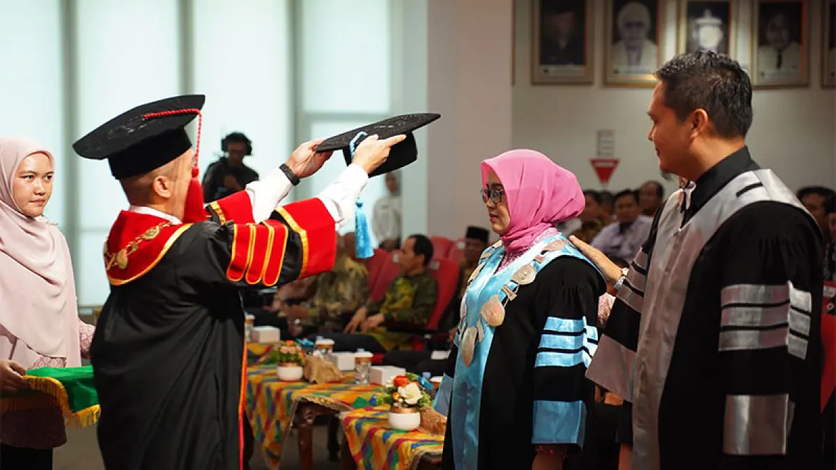 Pengukuhan dua guru besar oleh Rektor UIR Assoc Prof Dr Admiral, Rabu (3/6/2026). Ft humas UIR