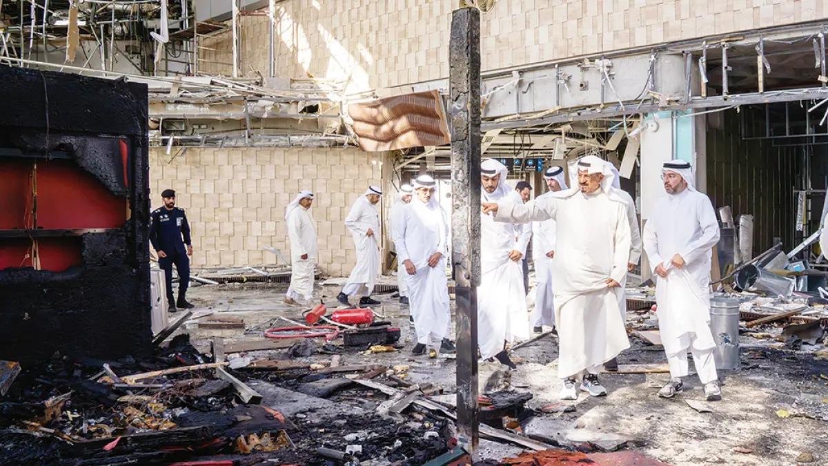 Perdana Menteri Kuwait Sheikh Ahmad al-Abdullah al-Sabah (dua kanan) memeriksa bandara yang rusak setelah serangan Iran di Kota Kuwait, Rabu (3/6/2026). (KUNA/AFP)
