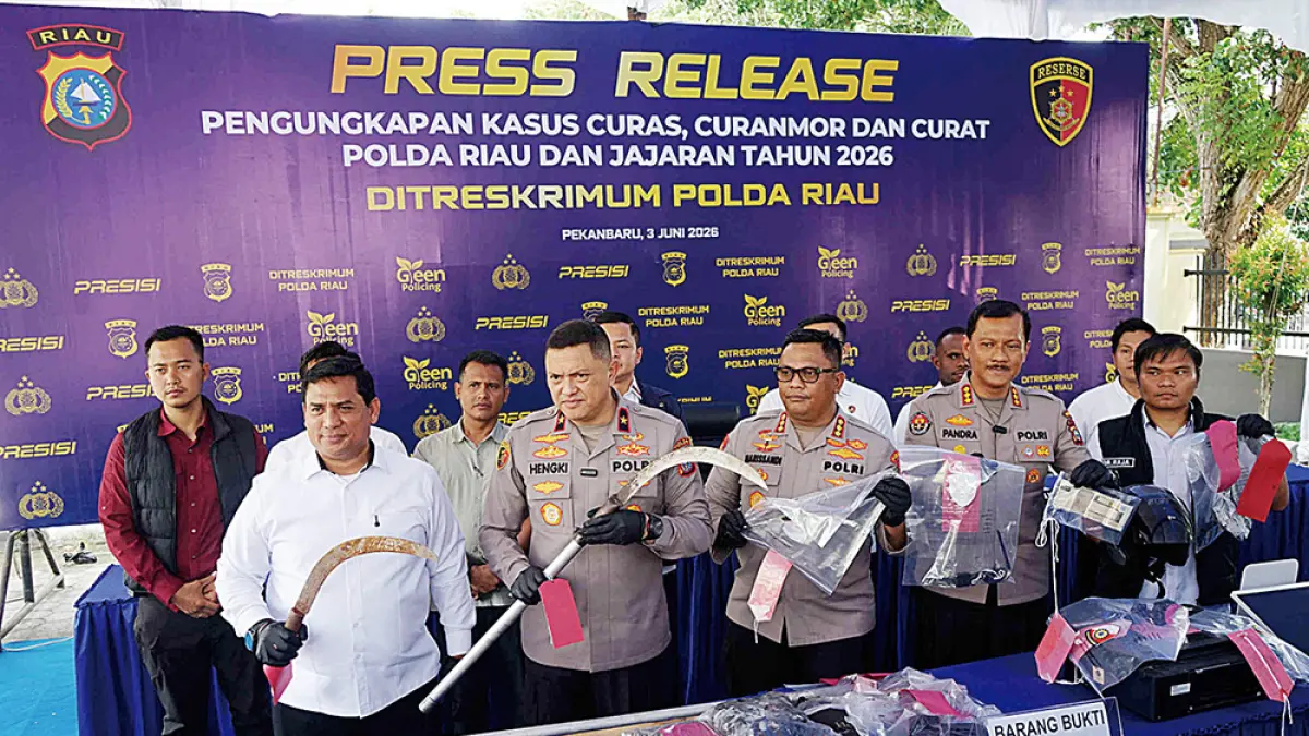 Perlihatkan: Wakapolda Riau Brigjen Pol Hengki Haryadi bersama jajaran memperlihatkan barang bukti saat ekspose kasus curat, curas, dan curanmor di Mapolda Riau, Rabu (3/6/2026). (EVAN GUNANZAR/RIAU POS).