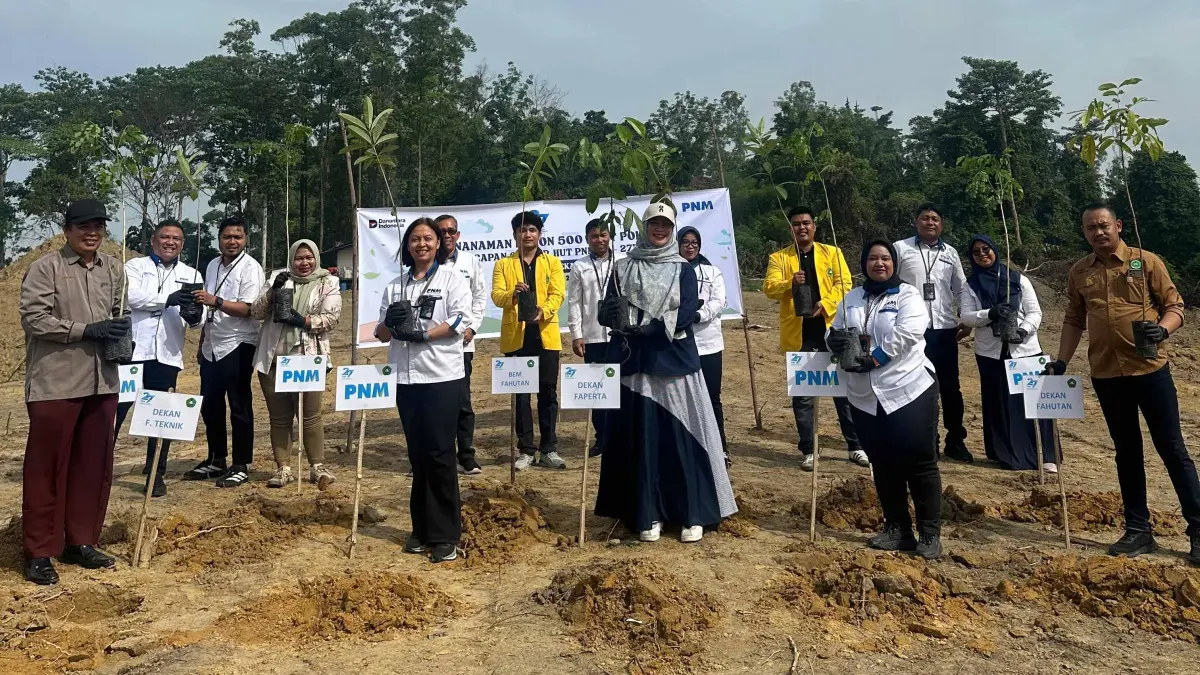 PNM melakukan penanaman bibit pohon di lingkungan Universitas Lancang Kuning, beberapa waktu lalu. PNM UNTUK RIAUPOS
 