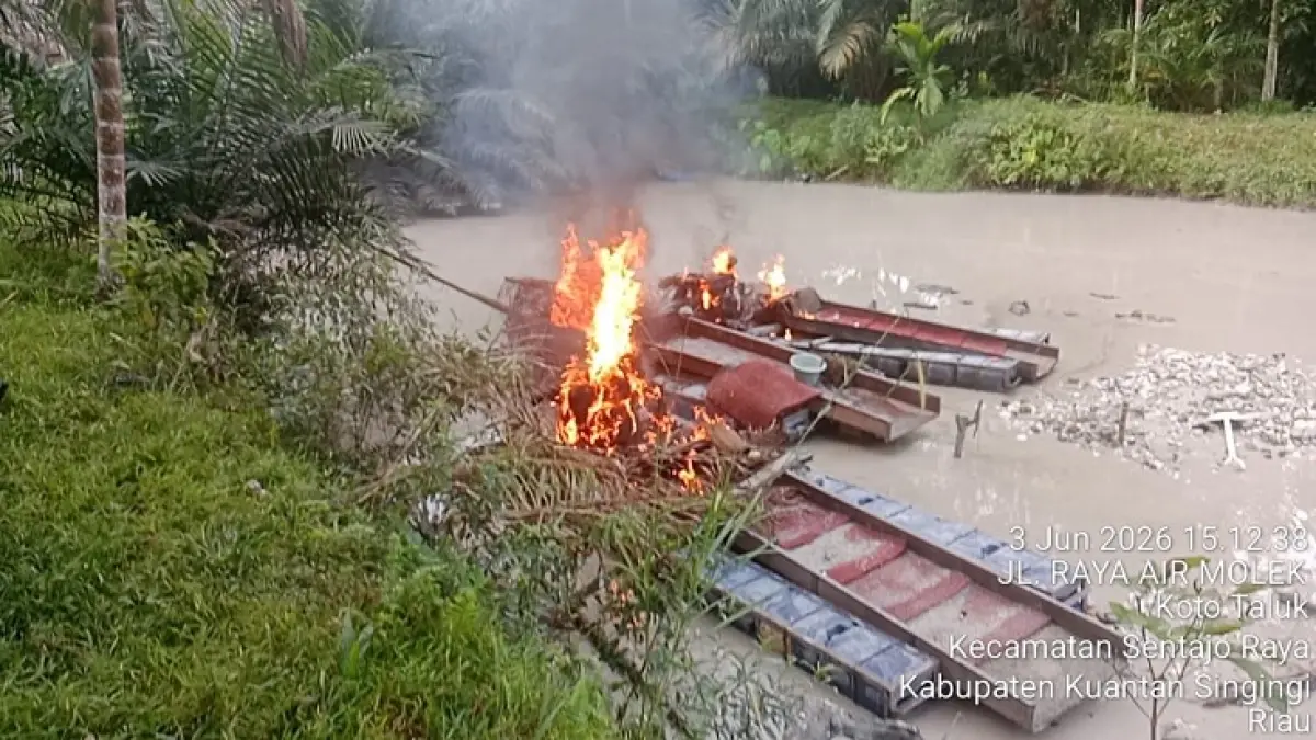 Rakit PETI jenis setingkai dibakar personel Polres dan Polsek Kuantan Tengah, Rabu (3/6/2026) di Kawasan Hutan Lindung Koto Sentajo Kecamatan Sentajo Raya, (Polres Kuansing)