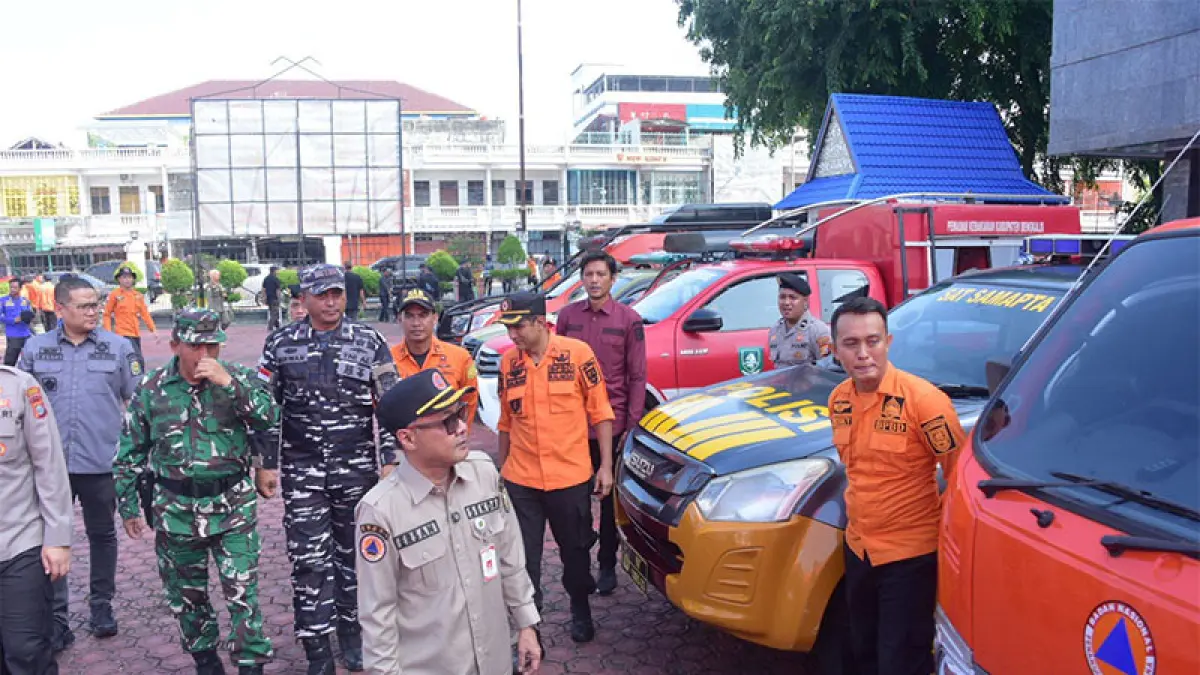 Sekda Bengkalis Ersan Saputra TH mengecek peralatan saat apel Kesiapsiagaan Penanggulangan Bencana Karhutla di halaman Kantor Bupati Bengkalis, Kamis (4/6/2026). (Diskominfotik Bengkalis)