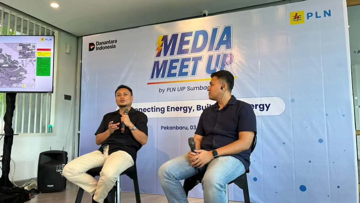 Senior Manager Operasi Kons­truksi 1, Didien Hendrarianto (kiri) menyampaikan pencapaian PT PLN (Persero) UIP Sumbagteng saat kegiatan Media Meet Up 2026 di Pekanbaru, Rabu (3/6/2026). Pt pln (persero) untuk riau pos
