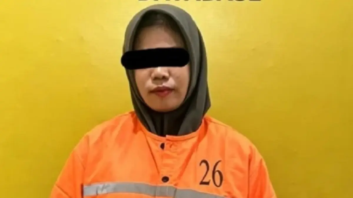 Seorang perempuan yang bertugas sebagai sales diamankan polisi karena diduga melakukan penggelapan uang hasil penjualan milik perusahaan PT DM di Bengkalis senilai ratusan juta rupiah.(Humas Polres Bengkalis)