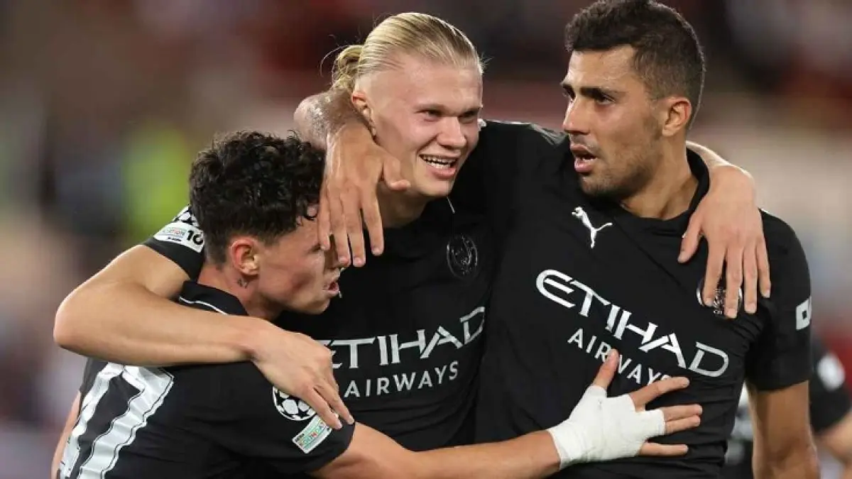Striker manbchester City Erling Haaland (tengah) merayakan golnya bersama rekan Phil Foden dan Rodri (kanan) pada pertandingan Fase Liga Champions UEFA 2025/26 kontra AS Monaco pada bulan Oktober. (Jonathan Moscrop/Getty Images)