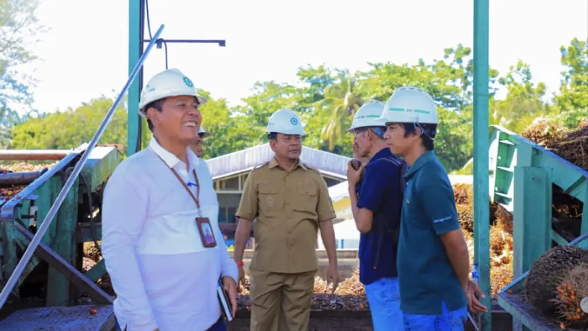 Wabup Rohul H Syafaruddin Poti (tengah) didampingi Kadisnakbun CH Agung Nugroho sidak ke PKS PT Sawit Asahan Indah Kecamatan Rambah Samo yang membeli TBS dibawah harga ketetapan Disbun Riau, Selasa (2/6/2026). (Dinas Kominfo Rohul untuk Riaupos.co)
