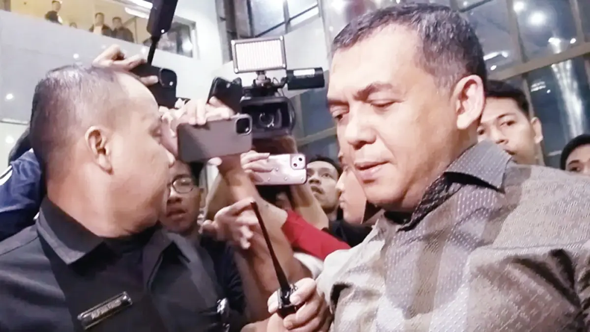 Wakil Menteri Imigrasi dan Pemasyarakatan Silmy Karim dikawal petugas saat menyerahkan diri di Kantor Komisi Pemberantasan Korupsi, Jakarta, Rabu (3/6/2026). (JPG)