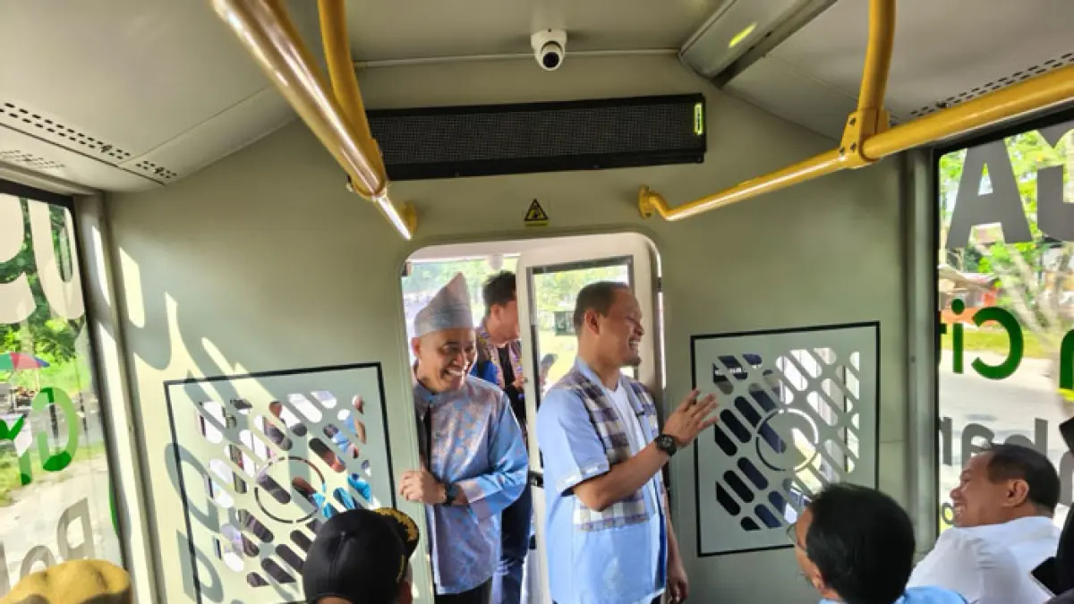 Wako Pekanbaru Agung Nugroho didampingi Wawako Pekanbaru Markarius Anwar berbincang bersama Forkopimda Pekanbaru saat ujicoba dua bus listrik yang mengambil rute dari Mal SKA ke Mal Pekanbaru, Kamis (4/6/2026).(M Ali Nurman)