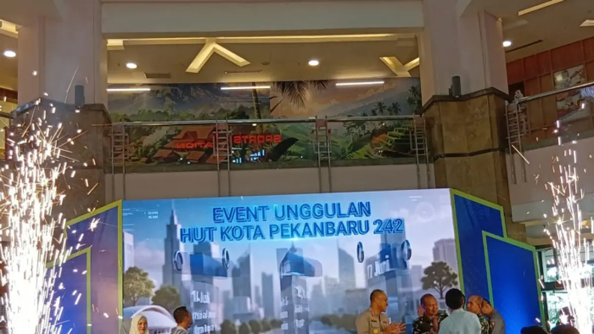 Wako Pekanbaru Agung Nugroho didampingi Wawako Pekanbaru Markarius Anwar dan Ketua TP PKK Pekanbaru Sulastri Agung serta Forkopimda kota Pekanbaru meluncurkan Logo HUT Pekanbaru ke 242, Kamis (4/6/2026). (Istimewa)
