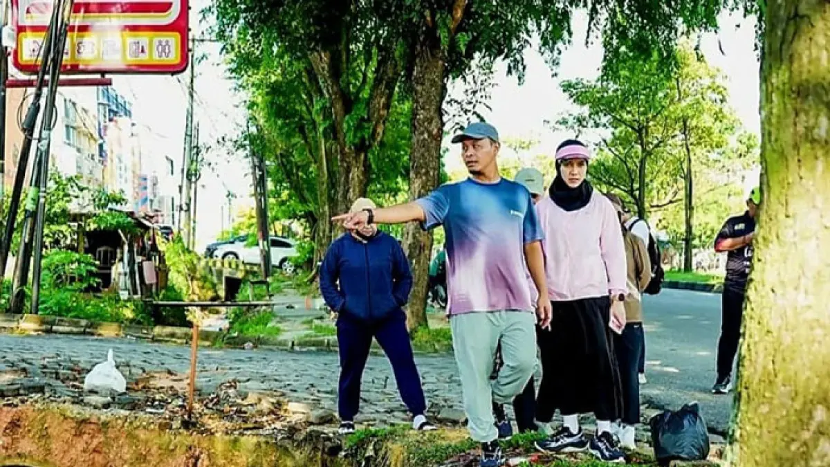 Wako Pekanbaru Agung  Nugroho pimpin gotong royong bersihkan Jalan Arifin Ahmad. (Dokpim Pemko Pekanbaru untuk Riaupos.co)