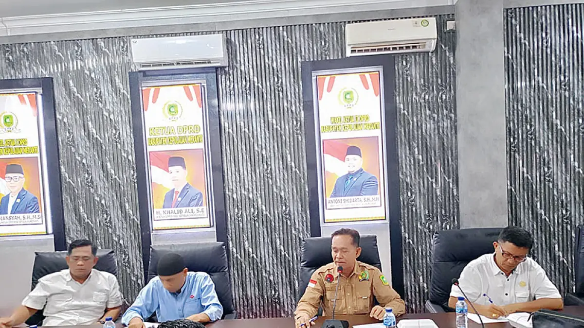Ketua DPRD Kepulauan Meranti H Khalid Ali SE didampingi Ketua Komisi II DPRD Syaifi Hasan dan anggota Sopandi, Jani Pasaribu, Suji Hartono dan Lianita Muharni, bersama Manager PLN Rayon Selatpanjang Roni Saputra, Kapolsek Merbau AKP Jimmy Andre SH MH, serta perwakilan Dinas Perhubungan Kepulauan Meranti saat hearing tentang kelistrikan di Kepulauan Meranti, beberapa  waktu lalu. (DPRD MERANTI UNTUK RIAUPOS)

