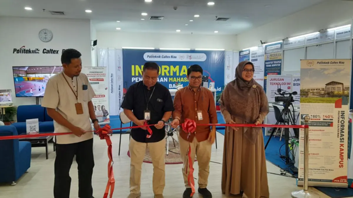 Direktur PCR Dadang Syarif dan Kepala Bagian Komunikasi, Pemasaran, dan Penerimaan Mahasiswa Baru PCR, Edi Tri Prayitno, S.I.Kom., M.I.Kom bersama perwakilan dosen menggunting pita tanda diresmikannya gerai PCR di Mal SKA, Jumat (5/6/2026).(Henny Elyati/Riaupos.co)