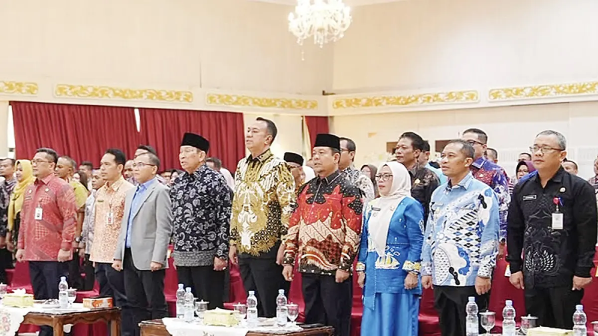 PAKTA INTEGRITAS: Wabup Rohul H Syafaruddin Poti (empat kanan) bersama kepala daerah di Riau saat menghadiri acara penandatanganan Pakta Integritas SPMB jenjang SMA/SMK Provinsi Riau Tahun Ajaran 2026/2027 di Pekanbaru, Kamis (4/6/2026). (FOTO: PROKOPIM SETDA ROHUL UNTUK RIAU POS).
