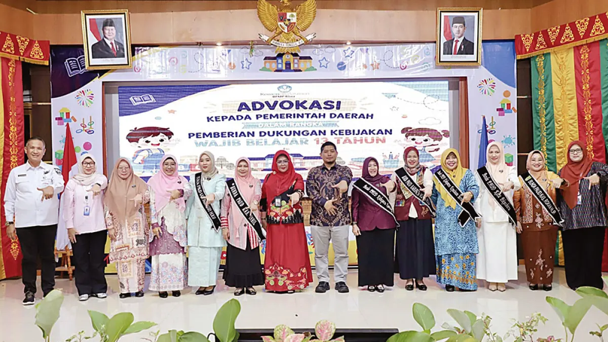 WAJIB BELAJAR: Bunda Paud Rohul dr Yeni Dwi Putri (empat kanan) foto bersama usai menghadiri advokasi kepada pemerintah daerah dalam rangka dukungan terhadap program Wajib Belajar 13 Tahun yang diselenggarakan BPMP Provinsi Riau di Pekanbaru, Rabu (3/6/2026). (FOTO: PROKOPIM SETDA ROHUL UNTUK RIAU POS).
