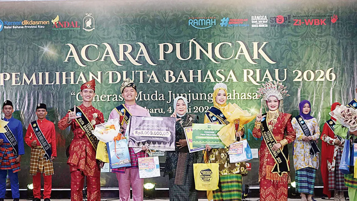 PEMENANG: Kepala Balai Bahasa Provinsi Riau Dr Umi Kulsum MHum (tengah ) berfoto bersama Pemenang 1 Putra Duta Bahasa Riau 2026 Arya Maheswara (dua kiri) dan Pemenang 1 Putri Duta Bahasa Riau 2026 Risky Tri Larasati (dua kanan)  saat acara puncak Pemilihan Duta Bahasa Riau 2026 di Aula Poltekkes Kemenkes Riau Pekanbaru, Kamis (4/6/2026). (EVAN GUNANZAR/RIAU POS) 
