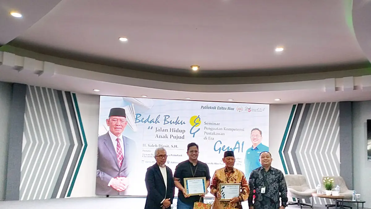 TERIMA CENDERA MATA: Penulis buku Jalan Hidup Anak Pujud,  Saleh Djasit (dua kanan) dan pembicara seminar Yoanda Alim Syahbana (dua kiri) berfoto bersama Direktur PCR Dadang Syarif (kanan) dan Ketua Yayasan PCR Akson Brahmantyo (kiri) usai menerima cendera mata di auditorium PCR, Kamis (4/6/2026). (MUHAMMAD YAMIN/RIAU POS)


