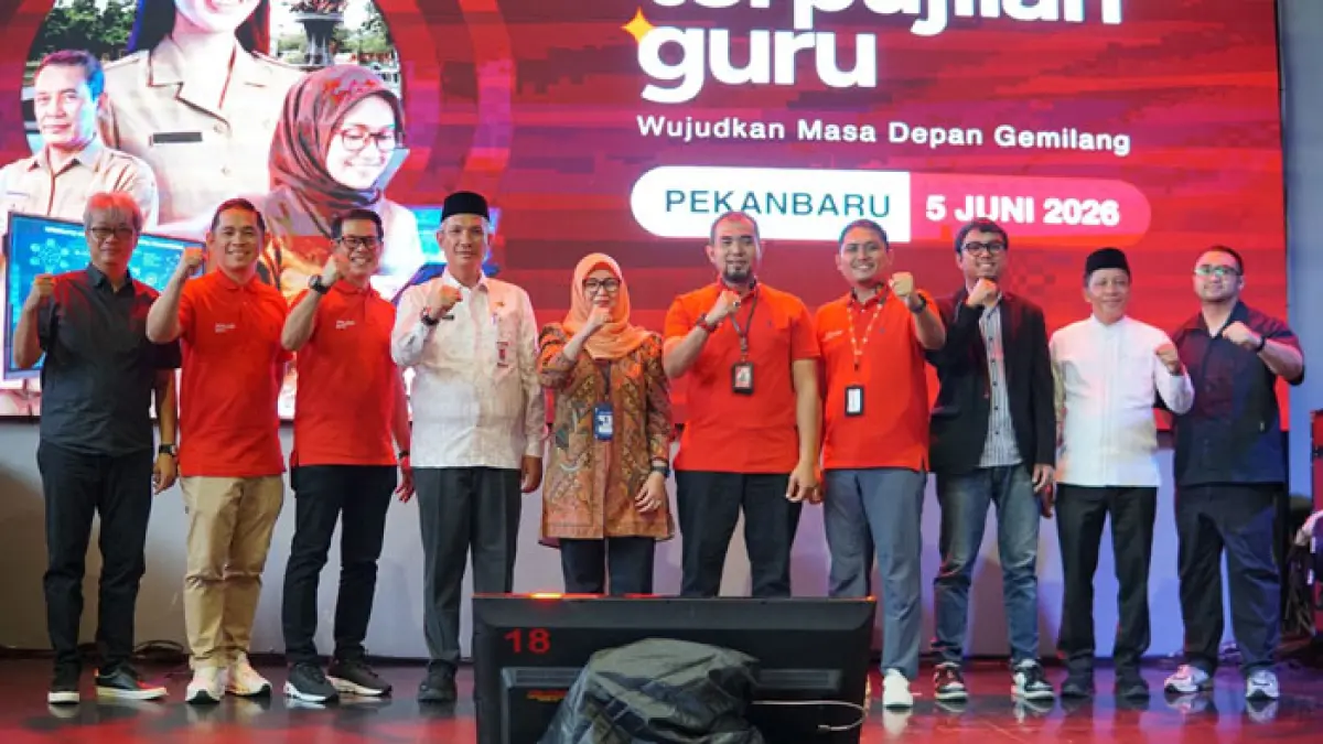 GM Mobile Consumer Business Region Sumbagteng, Dedfriady Masta, Kadisdik Kota Pekanbaru Dr. Alek Kurniawan, Sp., M.Si., Kepala BGTK Riau Reisky Bestary, S.Pd., M.Pd., CEO PT Digital Decision Indonesia, Ilham Fadhillah Amka  dan Tenaga Ahli Ditjen Komunikasi Publik dan Media Kementerian Komdigi, Motulz Anto foto bersama pada kegiatan Terpujilah Guru di Pekanbaru, Jumat (5/6/2026). (Istimewa)
