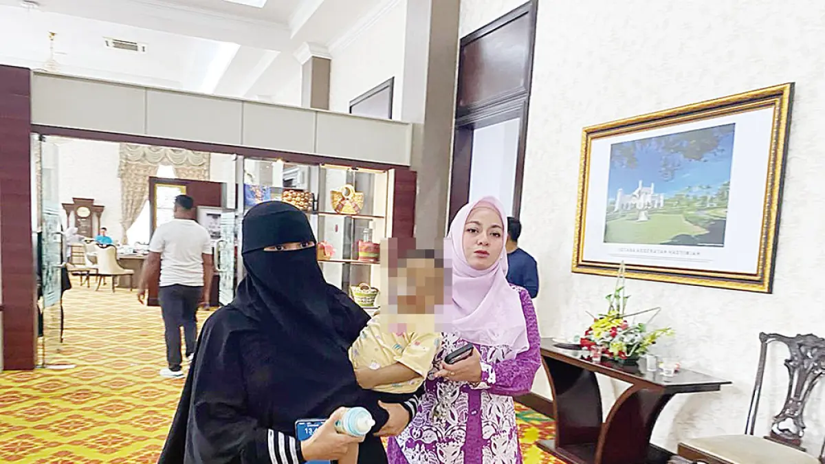 BANTUAN LANJUTAN: Salah satu pasien penerima bantuan pengobatan lanjutan dari pemerintah Provinsi Riau yang akan diberangkatan ke Jakarta dari VIP Bandara SSK II Pekanbaru, Kamis (4/6/2026). (FOTO SOLEH SAPUTRA)