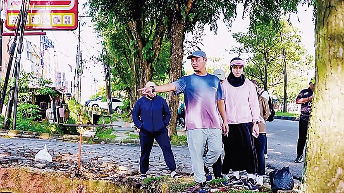 GOTONG ROYONG: Wali Kota Pekanbaru Agung Nugroho didampingi istri memimpin gotong royong di Jalan Arifin Achmad, Kamis (4/6/2026). (DOKPIM PEMKO PEKANBARU UNTUK RIAU POS).
