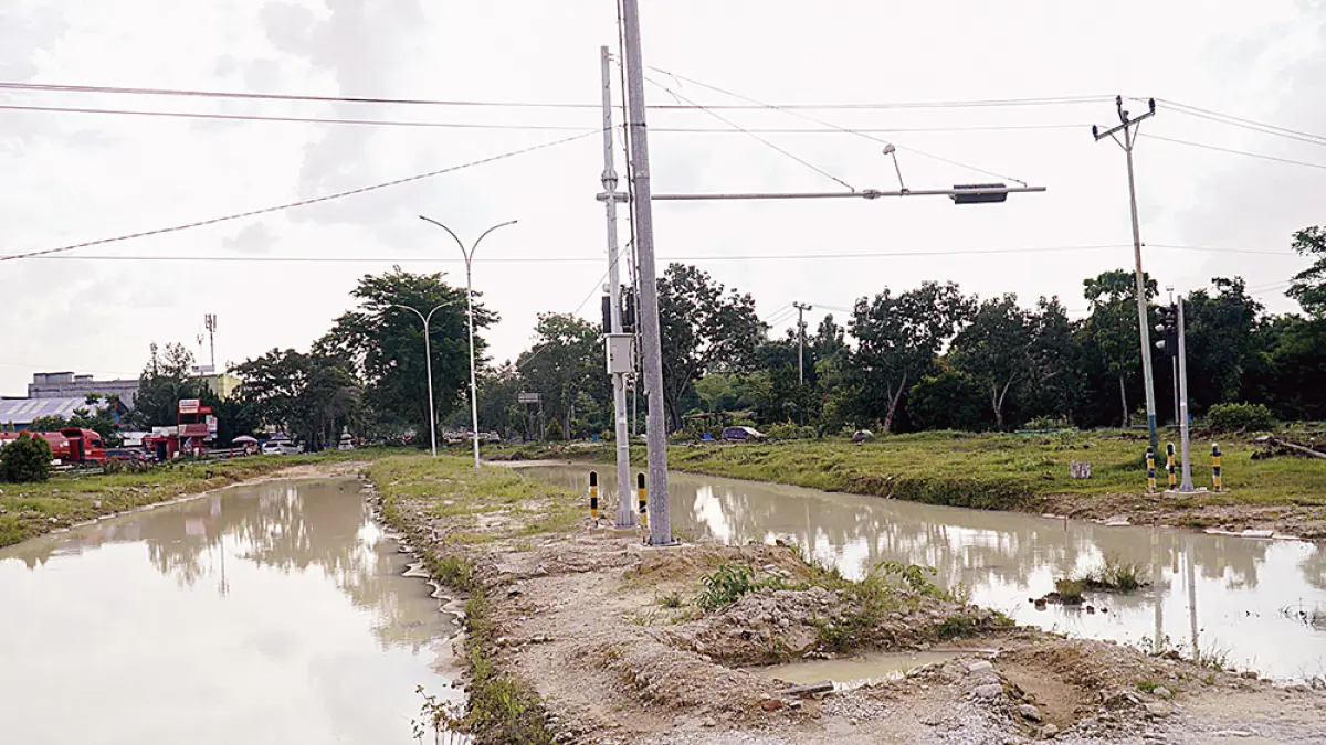 BELUM SELESAI: Sepetak lahan yang akan dijadikan persimpangan sebidang Jalan Arifin Achmad dan Jalan Jenderal Sudirman masih belum selesai pengerjaannya, Kamis (4/6/2026). Pemko Pekanbaru akan melanjutkan pembangunan simpang sebidang ini dan ditargetkan selesai dalam waktu lima bulan. (MHD AKHWAN/RIAU POS)
