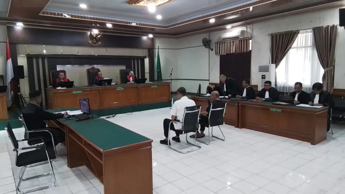 Jamaluddin dan Sunardi duduk sebagai pesakitan di Pengadilan Tipikor Pekanbaru, Jumat (5/6/2026).(Hendrawan Kariman/Riaupos.co)