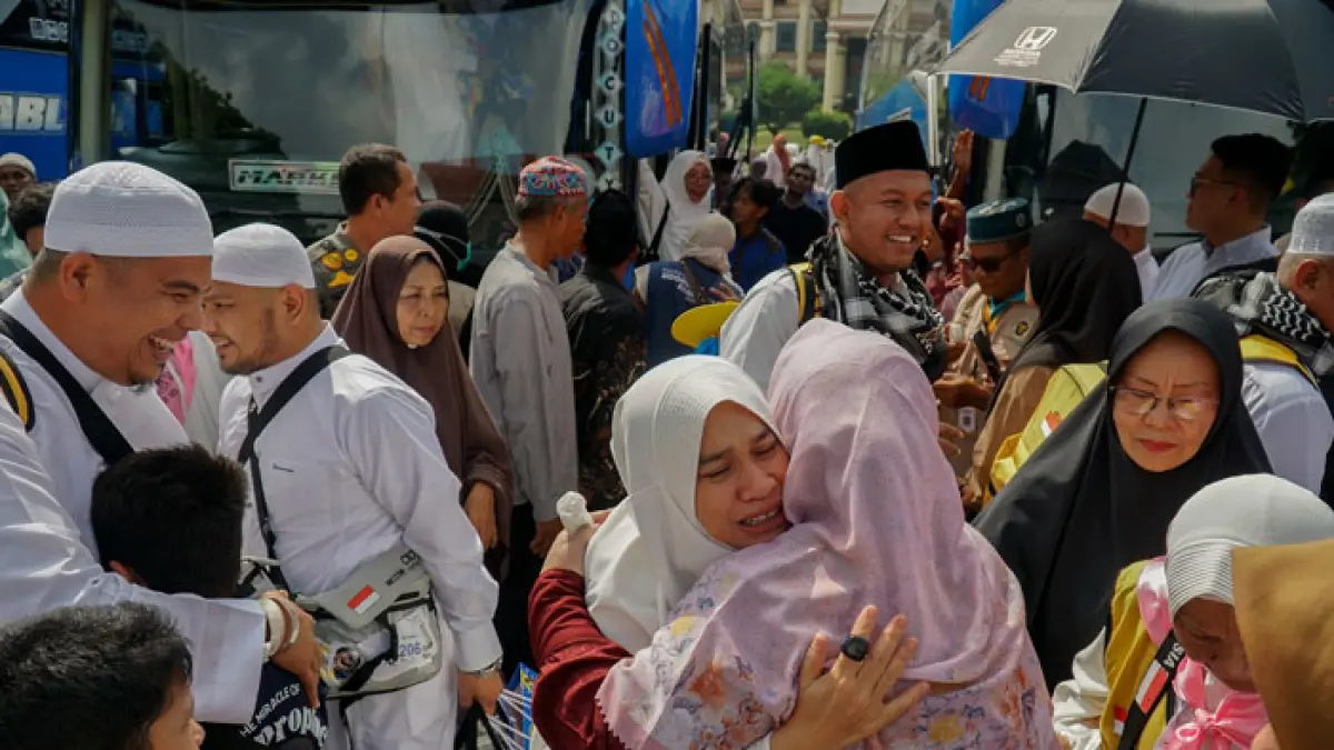 Jemaah Haji asal Kota Pekanbaru disambut keluarga saat di Bandar Seni Raja Ali Haji, Pekanbaru, Jumat (5/6/2026). (Mhd Akhwan/Riau Pos)