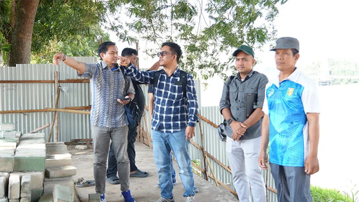 Kabid Komunikasi dan Informasi Publik Saptudis mendampingi tim PT Telkomsel yang melakukan peninjauan lokasi penambahan kapasitas jaringan telekomunikasi mendukung MTQ Riau dan iven pacu Jalur 2026, Kamis (4/6/2026) siang. Foto Kominfo Kuansing