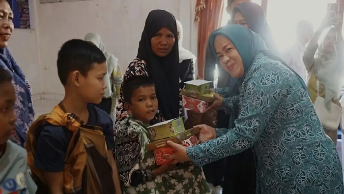 Ketua TP PKK Rohul dr Yeni Dwi Putri Anton meninjau pelaksanaan kegiatan Sunat Massal dan Pengobatan Dokter Spesialis gratis di salah satu kecamatan di Rohul tahun 2025 lalu. (Dok. Riaupos.co)