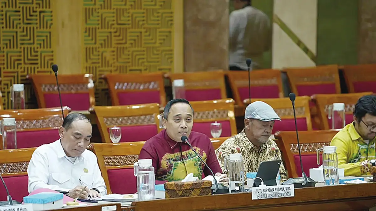 Ketua Umum Asosiasi Museum Indonesia (AMI), Putu Supadma Rudana (tengah) saat me­ngikuti Rapat Dengar Pendapat bersama Komisi X DPR RI di Jakarta, Kamis (4/6/2026). (JPG)