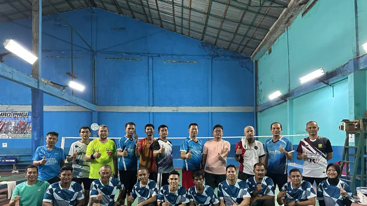 Pemain tim bulutangkis PB Riau Pos Group foto bersama sebelum melakukan pertandingan persahabatan dengan tim PB  Global di GOR Arya, Pekanbaru, Kamis (4/6/2026). (abdul gapur/riau pos)