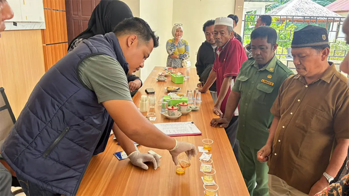 Perangkat Desa Pangkalan Batang Kecamatan Bengkalis mengikuti tes urine untuk mencegah penggunaan narkoba di Kantor Desa Pangkalan Batang, Kamis (4/6/2026).