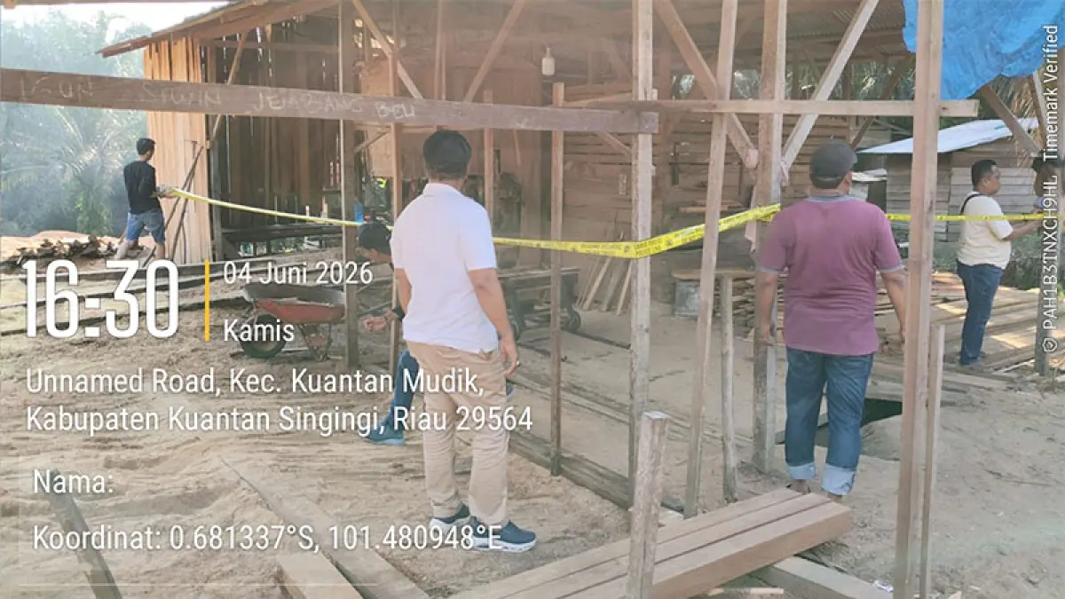 Personel Polres dan Polsek Kuantan Mudik memasang police line sawmil kosong dan diduga tak kantongi izin di Kecamatan Kuantan Mudik, Kamis (4/6/2026). Foto Polsek Kuantan Mudik