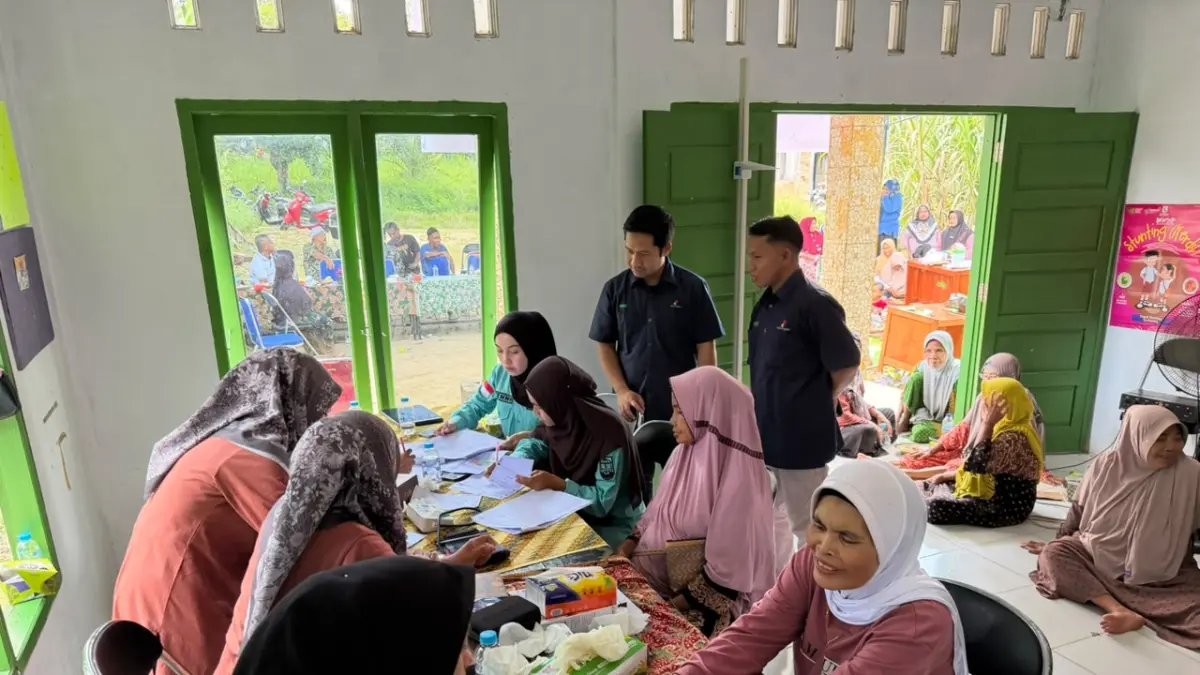 Suasana pengobatan massal gratis EMP Peduli Sehat di Desa Tambak, Kecamatan Langgam, Kabupaten Pelalawan.