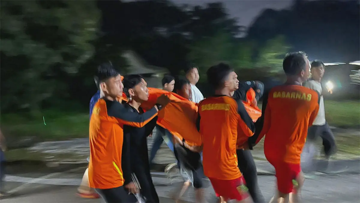 Tim SAR saat menemukan jasad korban yang tenggelam di waduk Unri. (Ist)