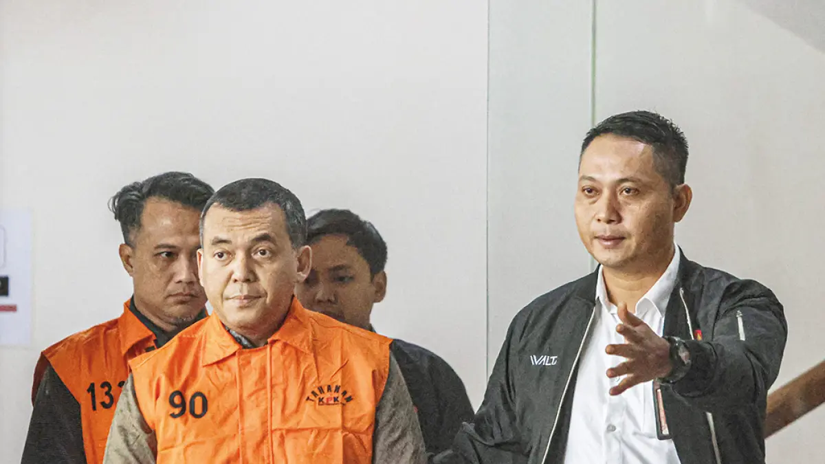 Wakil Menteri Imigrasi dan Pemasyarakatan  Silmy Karim (depan) memakai rompi oranye keluar dari Gedung KPK, Jakarta, Kamis (4/6/2026). (HANUNG HAMBARA/JPG)