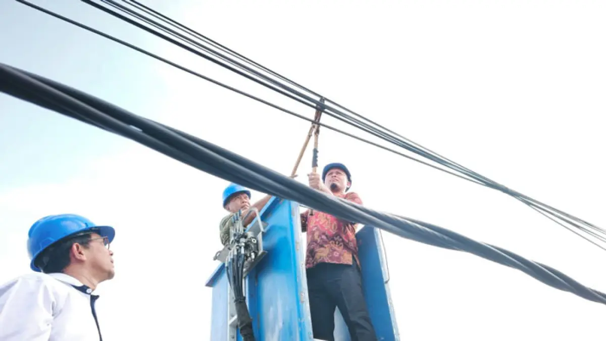 Wako Pekanbaru Agung Nugroho bersama Dandim 0301/Pekanbaru Kol Inf Ikhsanudin memotong kabel Fiber optik yang semerawut di Jalan Ronggowarsito, Jumat (5/6/2026). (M Ali Nurman/Riaupos.co)