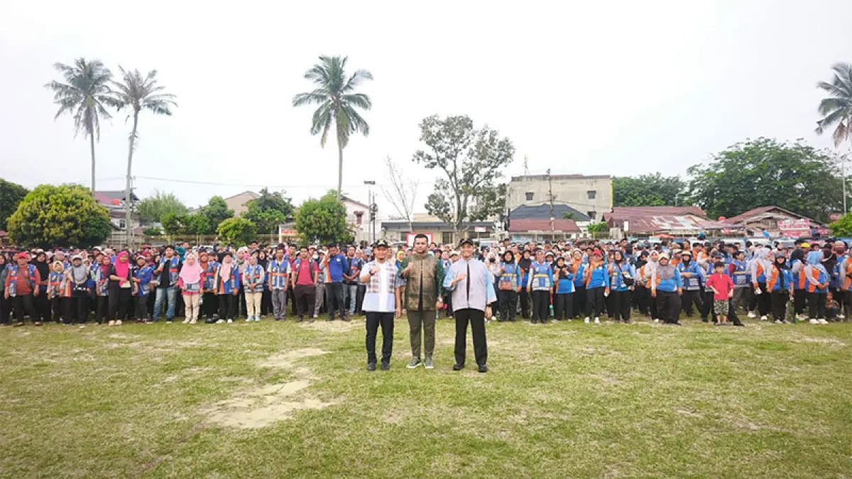 Wako Pekanbaru Agung Nugroho didampingi Wawako Markarius Anwar bersama ribuan petugas kebersihan saat apel, Kamis (4/6/2026). (M ALI NURMAN)