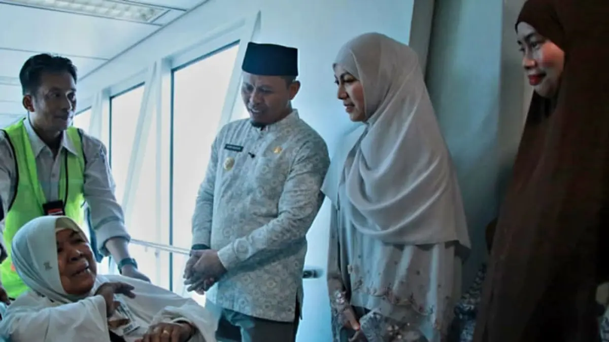 Wako Pekanbaru Agung Nugroho menyambut kedatangan para jemaah haji kloter pertama asal Kota Pekanbaru di Bandara Sultan Syarif Kasim (SSK) II. (Dokpim Pemko Pekanbaru untuk Riaupos.co)