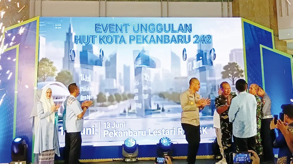 Wali Kota Pekanbaru Agung Nugroho didampingi Wakil Wali Kota Pekanbaru Markarius Anwar, dan Ketua TP PKK Pekanbaru Sulastri Agung serta Forkopimda Pekanbaru saat meluncurkan logo HUT ke-242 Pekanbaru di Atrium Mal SKA Pekanbaru, Kamis (4/6/2026). (M ALI NURMAN/RIAU POS)