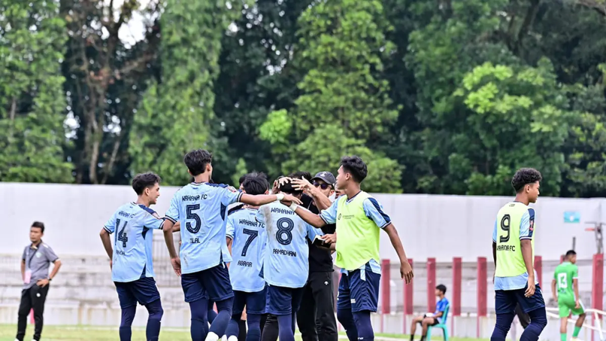 Pemain Wahana FC melakukan se­leb­rasi bersama asisten pelatih Tengku Lufti saat mencetak gol ke gawang Persibangga Purbalingga dalam penyisihan Grup D Babak 64 Besar Liga 4 Piala Presiden 2026 di  Sta­dion Goentoer Darjono, Kabupaten Purbalingga, Selasa (2/6/2026). (WAHANA FC UNTUK RIAU POS)
