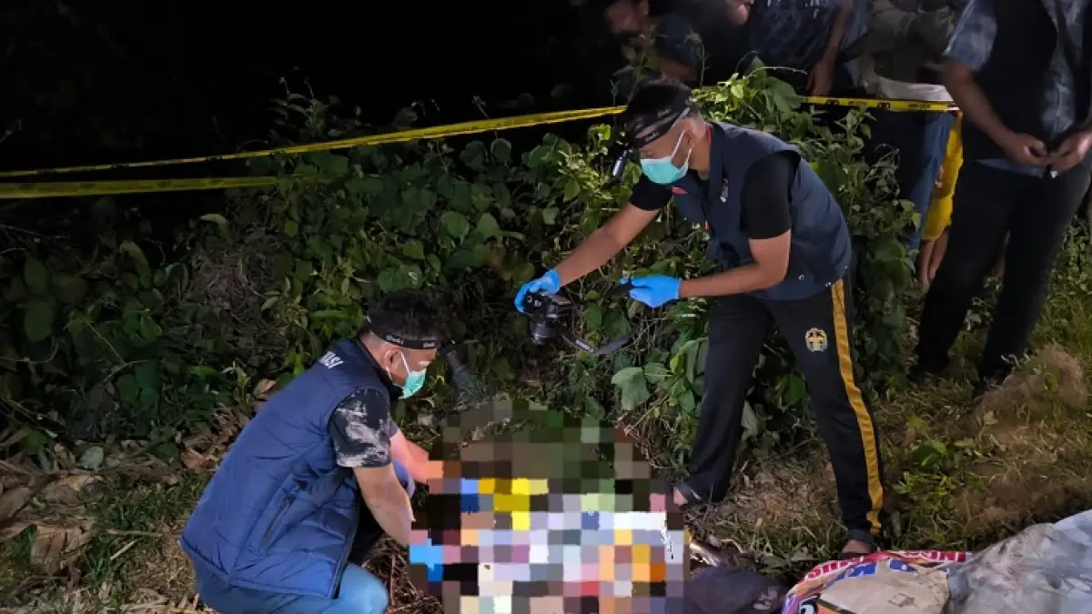 Tim Identifikasi Polres Kampar mengintipikasi mayat yang ditemukan di tepi Jalan Raya Petapahan–Ujung Batu Km 80, kawasan PTPN IV Regional III Kebun Terantam, Desa Kasikan, Kecamatan Tapung Hulu, Kabupaten Kampar, Jumat (5/6/2026). (Humas Polres untuk Riaupos.co)