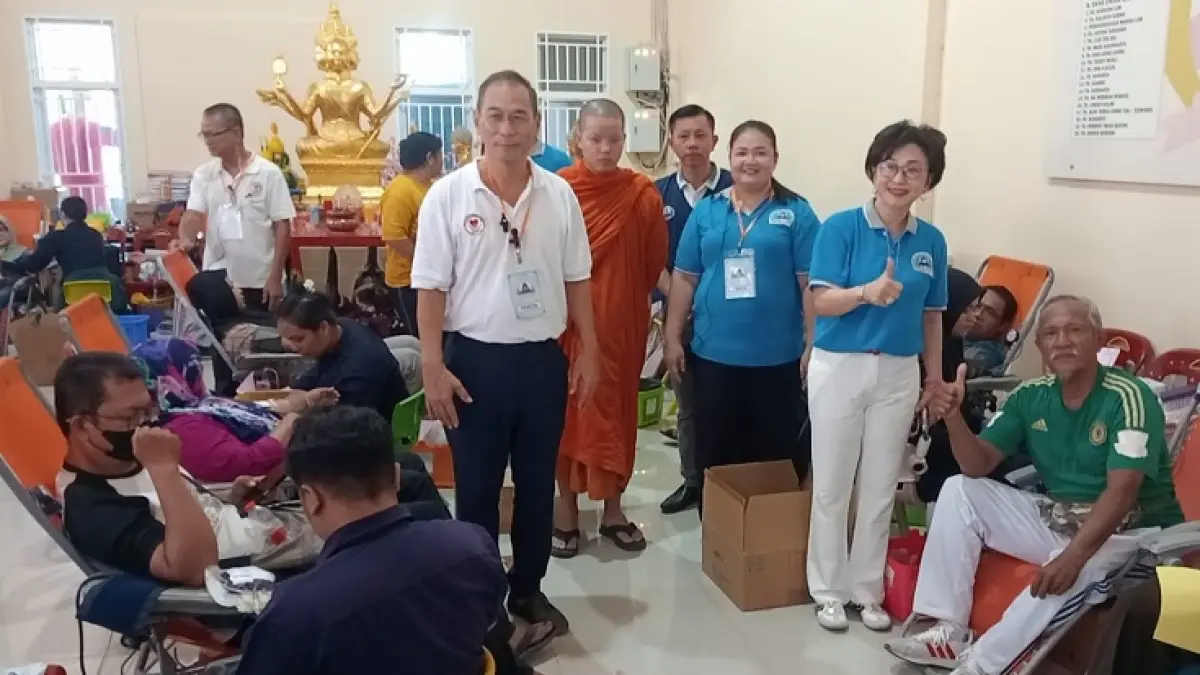 Ketua Walubi Riau, Mariyana, Ketua Walubi Pekanbaru, Alek Sidik dan Ketua Yayasan Rumah Kasih, Sarkawi  mengunjungi peserta yang berhasil mendonorkan darahnya di Sekretariat Walubi Riau Jalan Tanjung Datuk Pekanbaru, Sabtu (6/6/2026). (Prapti Dwi Lestari/Riaupos.co)