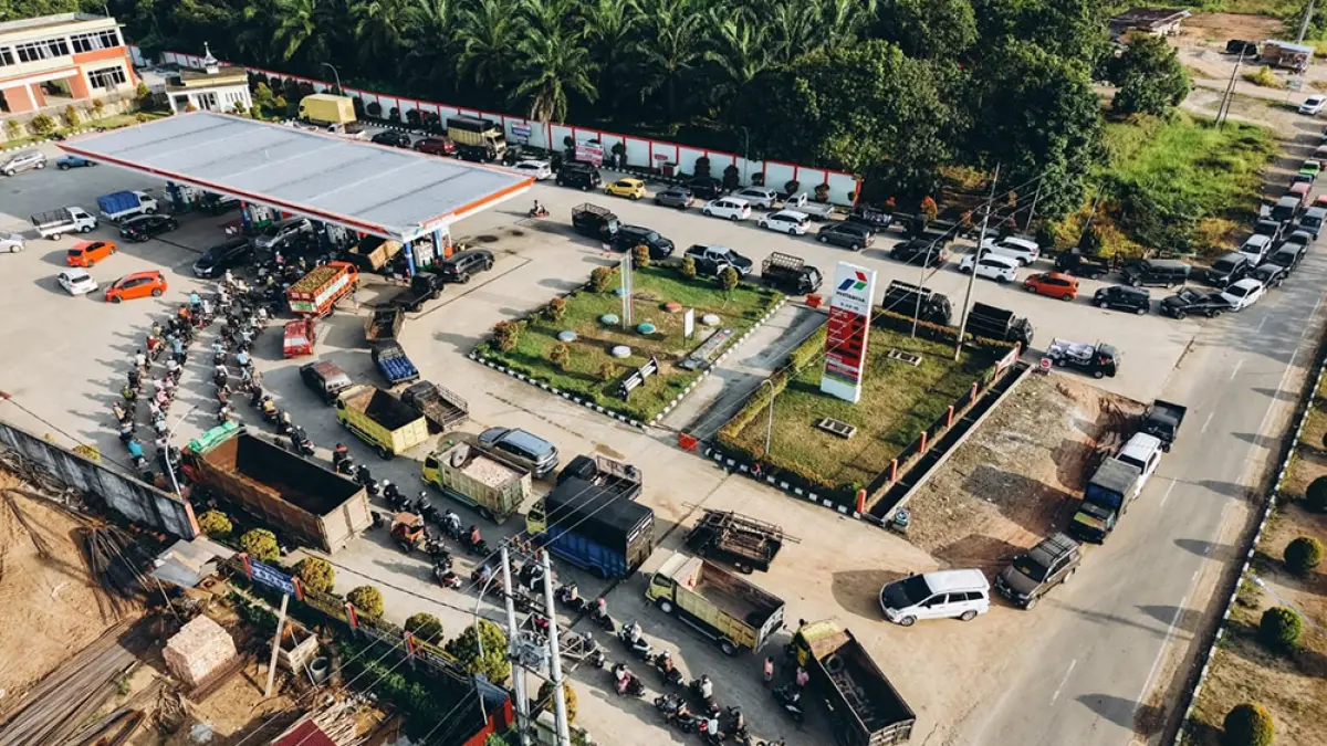 Antrean panjang kendaraan saat mengisi BBM Bio Solar dan Pertalite di SPBU yang berada jalan lingkar Km 4 Pasirpengaraian, Jumat (5/6/2026). (Pilot Drone Onang Daulay untuk Riau Pos)