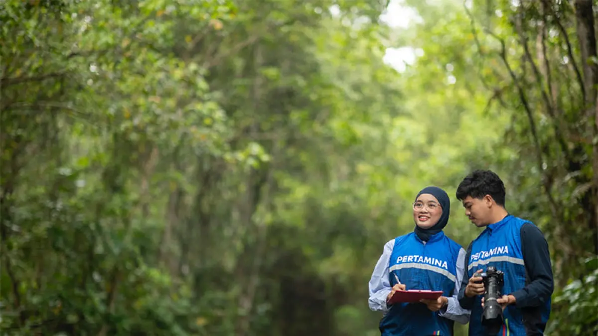 Dua pekerja PT Pertamina Hulu Rokan (PHR) tengah melakukan monitoring flora dan fauna yang ada di Hutan Rumbai, Komperta PHR Rumbai, Pekanbaru. (Istimewa)