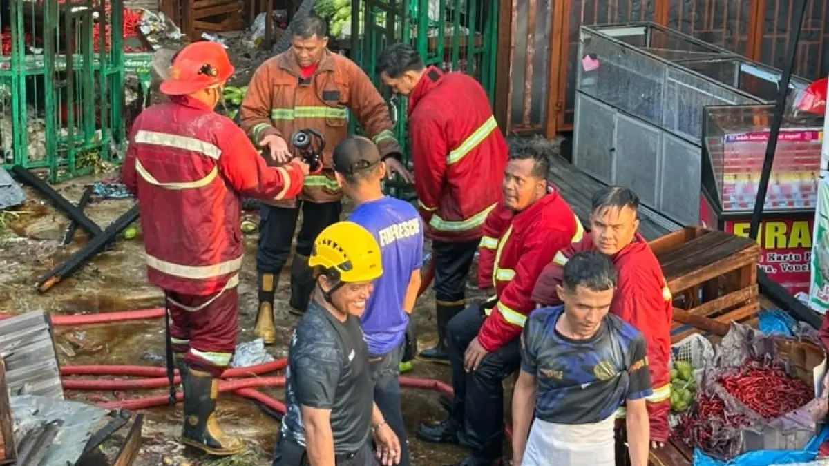 Petugas Damkar memadamkan api yang membakar enam ruko di kawasan Pasar Inpres (Pasar Atas), Jalan Jenderal Sudirman, Bangkinang Kota, Kabupaten Kampar, Sabtu (6/6/2026). (Damkar untuk Riaupos.co)